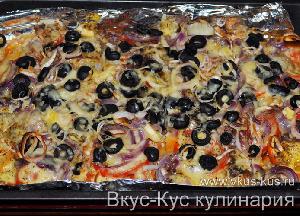 Овощная пицца с помидорами и луком